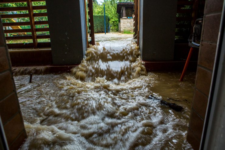 Flutgefahr / Warum der trockene Boden so katastrophale Folgen haben kann
