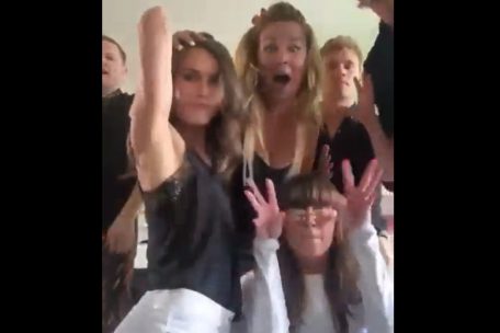 Sanna Marin / „Ein junger Mensch, der Spaß hat“: Aufregung um Video von Finnlands feiernder Regierungschefin