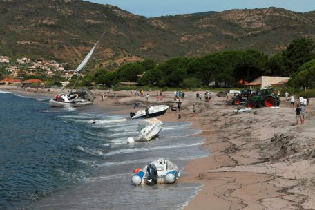 Angeschwemmte Boote an einem Strand nahe Coggia in Korsika – eine 13-Jährige kam ums Leben