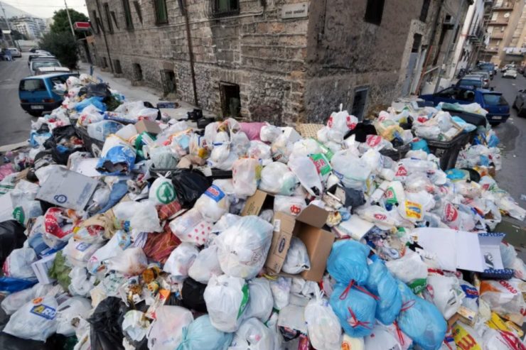 Italien / Die Insel, die Mafia und der Müll: Sizilien kriegt das Abfallproblem nicht in den Griff – doch jetzt leidet der Tourismus