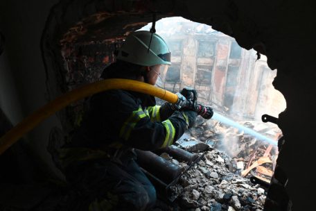 Löscharbeiten am Kulturhaus der Eisenbahn in Charkiw