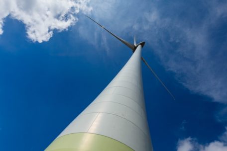 Das Windrad vom Typ Enercon E-115 bei Hosingen ist 135 Meter hoch und hat einen Rotordurchmesser von 115 Metern