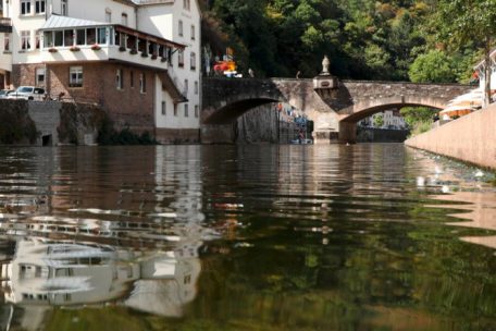 Der Rückgang des Pegels der Our in Vianden ist anhand der Spuren an den Mauern zu erkennen