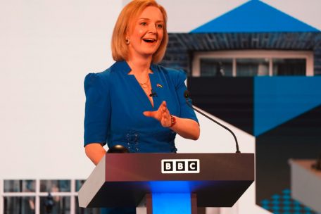 Die wahrscheinliche Johnson-Nachfolgerin Truss äußert sich gerne spöttisch über die BBC