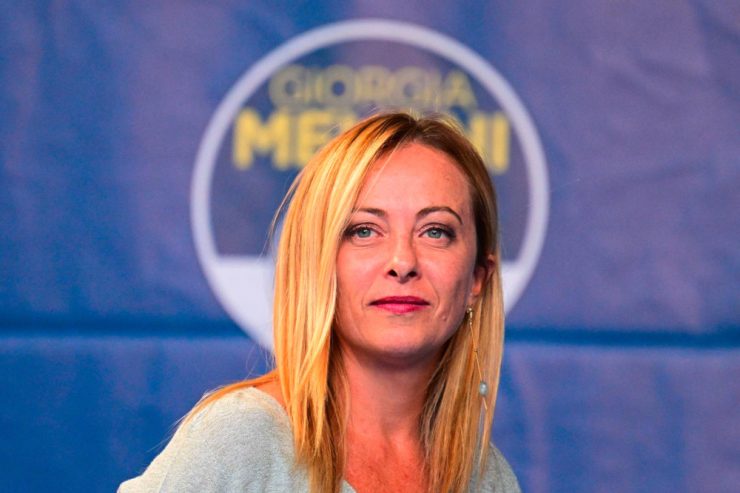Siegessichere Postfaschistin / Giorgia Meloni greift in Italien nach der Macht – wer ist die Frau und was will sie?