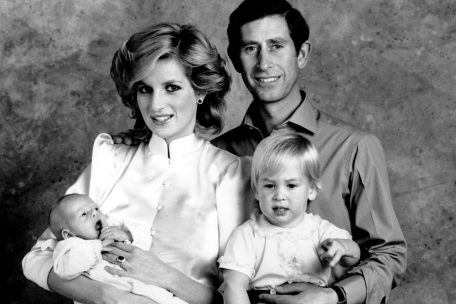 Diana und Charles posieren im Oktober 1984 im Kensington Palast mit ihren Söhnen William und Harry für ein Familienfoto