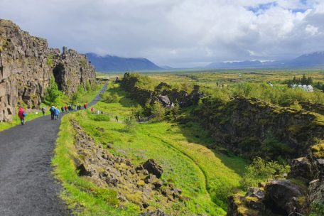 Direkt in der Kontinentalspalte spazieren gehen: eine der außergewöhnlichen Erfahrungen in Island