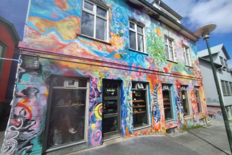 Die Bäckerei Brauð & Co hat eine der farbenfrohsten Fassaden Reykjavíks