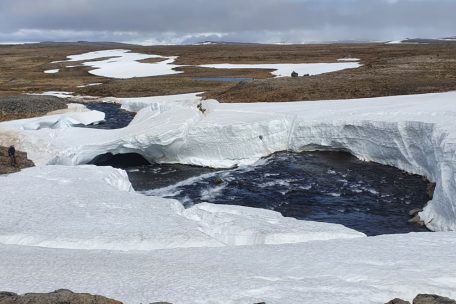 Auf den Hochebenen finden sich auch im Juni noch Überreste der dicken Schneeschicht, die das Land monatelang bedeckt 