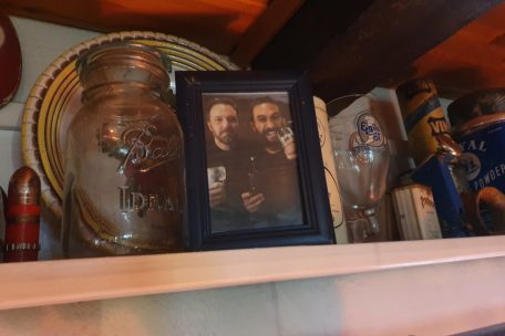 Wir waren hier: Ein Foto von Jason Mamoa und Ben Affleck beim geselligen Entspannen nach einem langen Drehtag in Djúpavík findet sich im Hotel