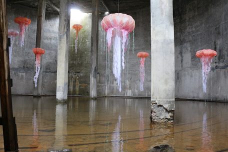 Die alte Heringsfabrik kann man bei einer Führung entdecken. Teile sind mittlerweile eine Art Kunstgalerie für lokale und internationale Künstler. Hier eine Installation in einem der alten Tanks.