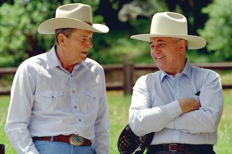 Der ehemalige US-Präsident Ronald Reagan und Michail Gorbatschow auf der Ranch des Amerikaners im Jahr 1992 