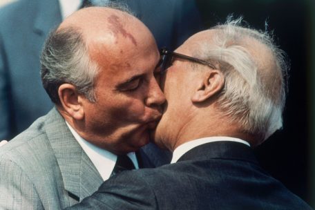 Michail Gorbatschow und Erich Honecker, Staats- und Parteichef der DDR, tauschen auf dem Ostberliner Flughafen Schönefeld einen Kuss aus