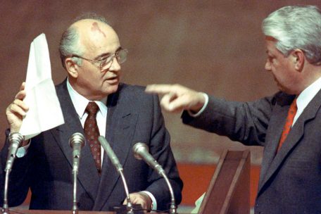 Zum Rücktritt gezwungen: Michail Gorbatschow im Parlament in Moskau im August 1991 mit Boris Jelzins Dekret, das die KPdSU in der sowjetischen Teilrepublik Russland verbot