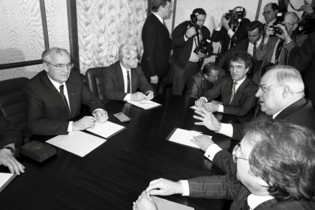 Der damalige Bundeskanzler Helmut Kohl (2.v.r.) und der damalige Generalsekretär des ZK der KPdSU, Michail Gorbatschow (l.), am 10. Februar 1990 in Moskau