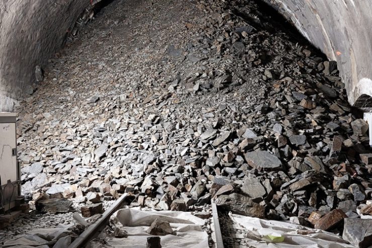 Bahnstrecke 10 / Nach Einsturz im Tunnel Schieburg fahren vorläufig keine Züge Richtung Belgien