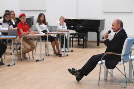 Russland / Mit dem Schulanfang stehen jetzt Fahne, Flagge und ideologische Bildung auf dem Stundenplan