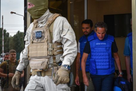 Ukraine-Krieg / Inspektoren wollen im AKW bleiben, Selenskyj will an der gesamten Front angreifen