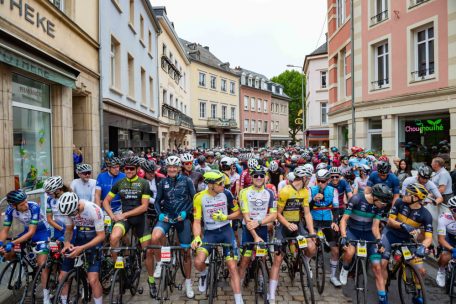 Fahrradhelme, wohin man schaut: Auch bei der 32. Auflage der „Cyclosportive Charly Gaul“ waren weit mehr als 1.000 Rennradfahrer am Start