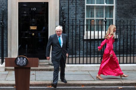 Boris Johnson und seine Frau Carrie haben die Downing Street am Dienstagmorgen verlassen