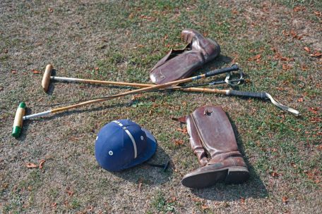 Stiefel, Helm und Schläger zählen zur Grundausrüstung eines Polospielers
