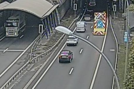 Die Einfahrt in den Tunnel ist am Donnerstagmorgen auf eine Spur begrenzt.