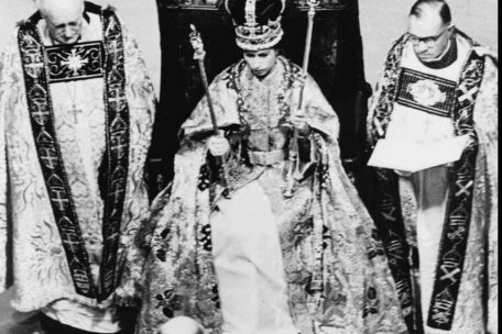 Der Erzbischof von Canterbury liest Königin Elizabeth II., die die St.-Edwards-Krone trägt, während ihrer Krönungszeremonie im Jahr 1953 den Segen vor