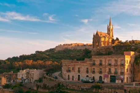 Hoch oben über Mgarr auf der Insel Gozo thront die Lourdes-Kapelle