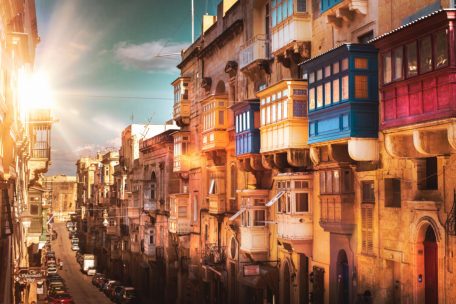 Mediterran und farbenfroh zeigt sich das Straßenbild von Valletta