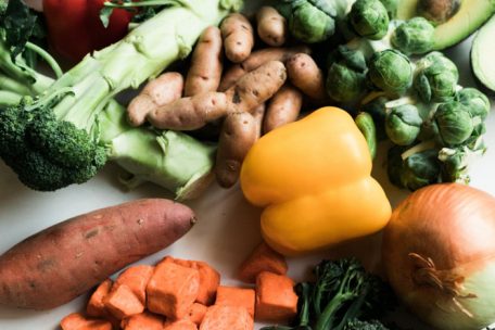 Manche Gemüsesorten, wie Erbsen und Möhren, sollten vor dem Einfrieren blanchiert werden, um so ihre Frische und Konsistenz zu erhalten