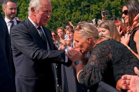 Viele Untertanen trauern mit dem König um seine verstorbene Mutter