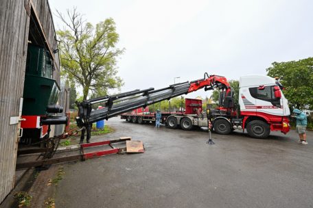 Die Dampflokomotive wird aus dem Hangar gezogen, in dem sie die letzten 16 Monate restauriert wurde 