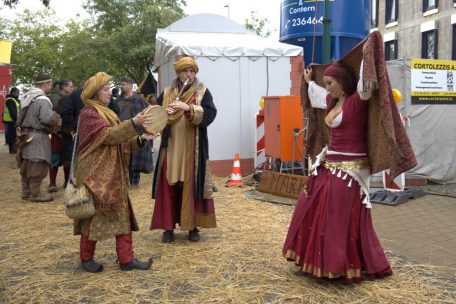 Gaukler, Musiker und Tänzer sorgten für mittelalterliches Ambiente vor modernem Burgbau