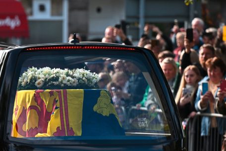 Der Sarg der verstorbenen Monarchin wurde am Sonntag nach Edinburg überführt
