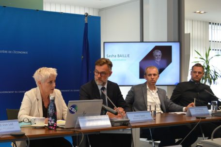 Das Angebot sei auf die Bedürfnisse der Branche zugeschnitten, sagt Sasha Baillie (links). Minister Franz Fayot (2.v.l.) begrüßt die Möglichkeit, sämtliches in Luxemburg verfügbares Holz verwerten zu können.