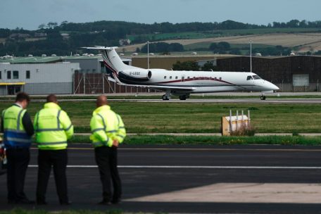 Das Flugzeug mit dem neuen König Charles III. und seiner Frau startet vom Flughafen in Richtung London