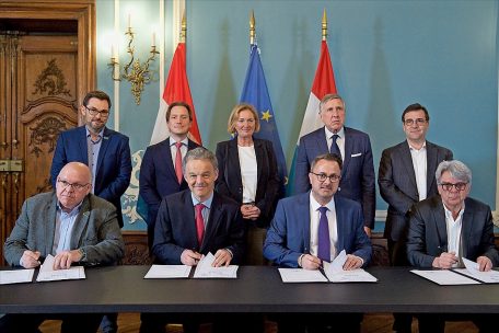 31. März: Patrick Dury (LCGB), Michel Reckinger (UEL), Premier Xavier Bettel und Romain Wolff (CGFP) unterzeichnen das Tripartite-Abkommen 