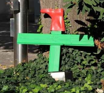 Zahlreiche grüne Kreuze wurden in der Nacht auf Freitag in Luxemburg aufgestellt