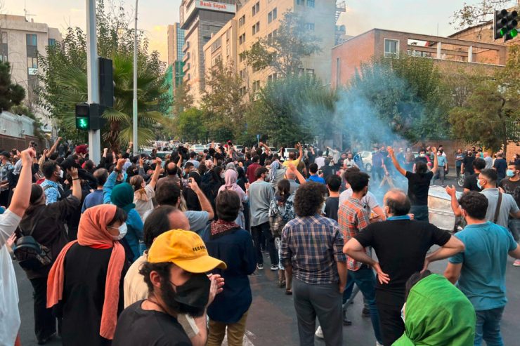 Iran / „Wir fürchten uns nicht“: Regierung steht nach Protesten wegen Tod einer jungen Frau unter Druck