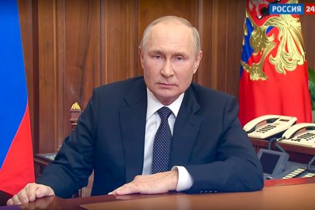 In diesem Standbild aus einem vom Pressedienst des russischen Präsidenten veröffentlichten Video wendet sich der russische Präsident Wladimir Putin am Mittwoch mit einer Rede an die Nation – knapp sieben Monate nach Beginn des Krieges gegen die Ukraine hat Russland eine Teilmobilmachung der eigenen Streitkräfte angeordnet