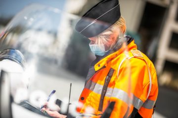Polizei / Radfahrer steigt nach waghalsigem Fahrmanöver in Haus in Sanem ein