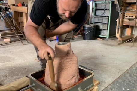 Dr. Bastian Asmus bei der Anfertigung der Gussform für die Glockenkrone in seinem Atelier in Kenzingen (D)
