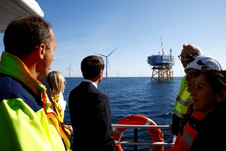 Wind aus dem Westen statt Gas aus dem Osten: Der französische Präsident Emmanuel Macron besucht den Offshore-Windpark Saint-Nazaire vor der Küste der Halbinsel Guerande.