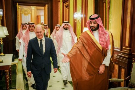 Energie-Diplomatie / Freundliche Begrüßung: Deutscher Bundeskanzler beim saudischen Kronprinzen