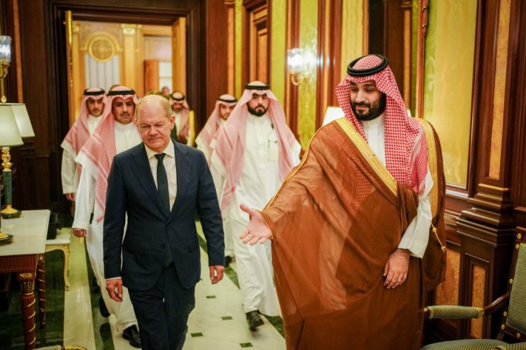 Energie-Diplomatie / Freundliche Begrüßung: Deutscher Bundeskanzler beim saudischen Kronprinzen