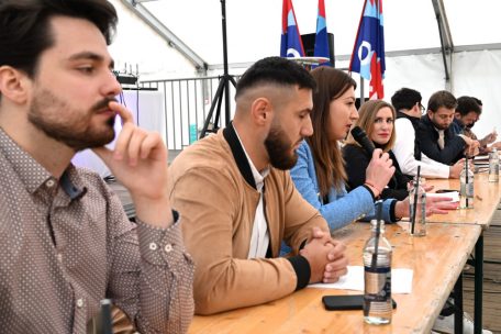 Dass der Kampf gegen rechts intensiviert werden muss, darin waren sich alle Vertreter der demokratischen Parteien einig