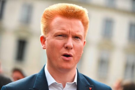 Adrien Quatennens, élu du Nord, a dû, après des révélations du Canard Enchaîné, confirmer avoir donné une gifle à sa femme, entre autres violences conjugales, au cours d’une dispute sur leur prochain divorce