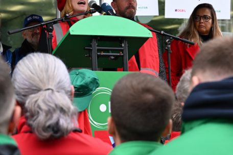 Michelle Cloos am Mikrofon auf der Kundgebung am Montag vor dem Ministerium