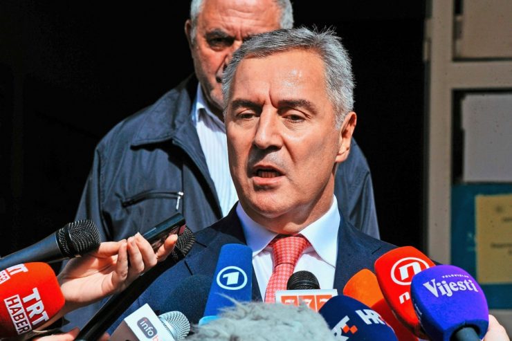 Machtkampf in Montenegro / Parlament will Präsident Djukanovic absetzen, der das Parlament auflösen will
