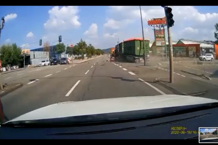 Trier / Horror-Moment: Dashcam filmt Beinahe-Crash zwischen Lkw und Fußgänger